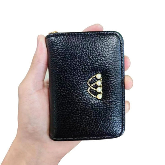 1136 Card Pack $45.00 Dana Fashion Attribute: Black Women's Bags Product name: 1136 Card Pack Size: 11*8*3cm Color: Red, Pink, Light Green, Black