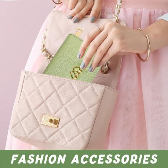1136 Card Pack $45.00 Dana Fashion Attribute: Black Women's Bags Product name: 1136 Card Pack Size: 11*8*3cm Color: Red, Pink, Light Green, Black