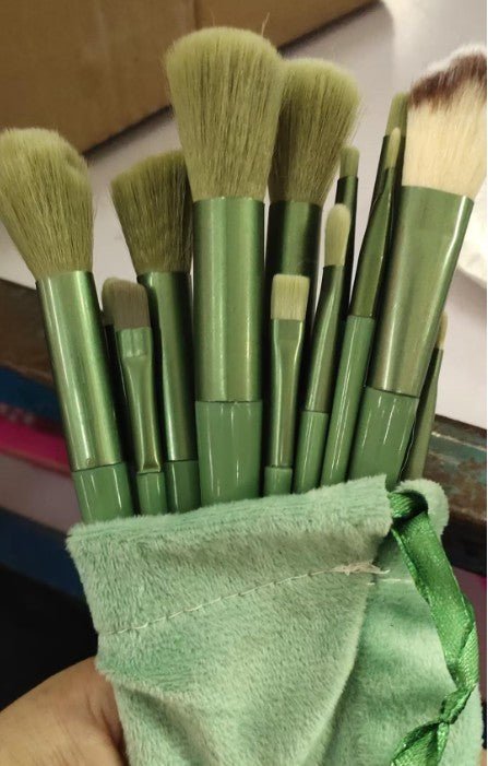 13Pcs Makeup Brush Set Make Up Concealer Brush Blush Powder Brush Eye Shadow Highlighter Foundation Brush Cosmetic Beauty Tools $10.19 Dana Fashion Appearance Color: 13 Green Cloth Bags makeup ملخص: -- مجموعة من 13 قطعة من فرش المكياج، بما في ذلك فرشاة ال
