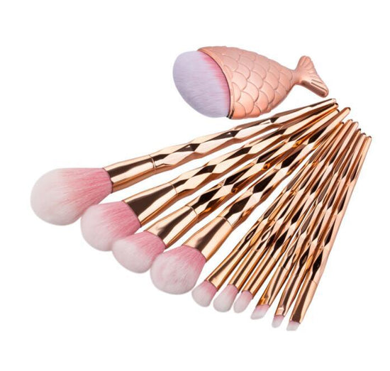 1pc Diamond Fish Makeup Brush Set Foundation Blend Power Eyeshadow Contour Concealer Blush Cosmetic Beauty Make Up $8.50 Dana Fashion Model: 1 makeup Specification: Product name: portable foundation makeup brush Size: about 20*2.0*1.4cm Material: wooden h