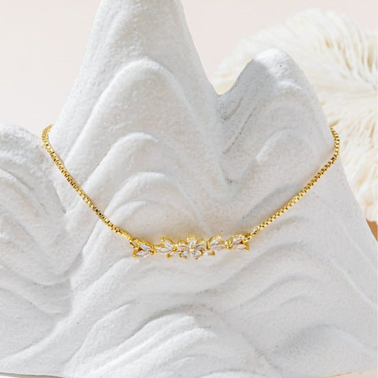 1pcs Fashionable Zircon Bracelet Silver Flower Leaf Drawstring Design Chain Inlaid Gold-plated Bracelet Suitable For Women's Daily Holiday Wear $23.21 Dana Fashion Color: Gold Women's Accessories Overview: Simple and fashionable silver and gold chains lig