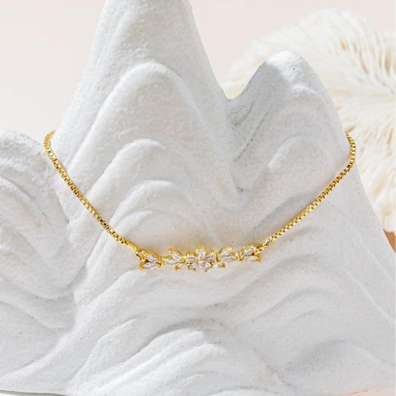 1pcs Fashionable Zircon Bracelet Silver Flower Leaf Drawstring Design Chain Inlaid Gold-plated Bracelet Suitable For Women's Daily Holiday Wear $23.21 Dana Fashion Color: Gold Women's Accessories Overview: Simple and fashionable silver and gold chains lig