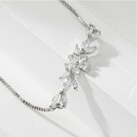 1pcs Fashionable Zircon Bracelet Silver Flower Leaf Drawstring Design Chain Inlaid Gold-plated Bracelet Suitable For Women's Daily Holiday Wear $23.21 Dana Fashion Color: Gold Women's Accessories Overview: Simple and fashionable silver and gold chains lig