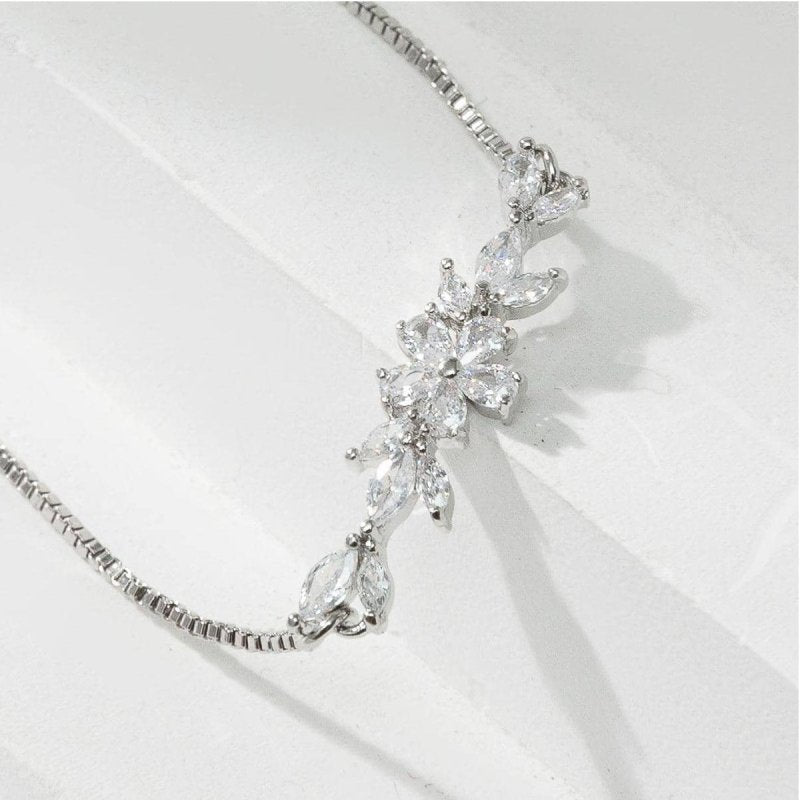 1pcs Fashionable Zircon Bracelet Silver Flower Leaf Drawstring Design Chain Inlaid Gold-plated Bracelet Suitable For Women's Daily Holiday Wear $23.21 Dana Fashion Color: Gold Women's Accessories Overview: Simple and fashionable silver and gold chains lig