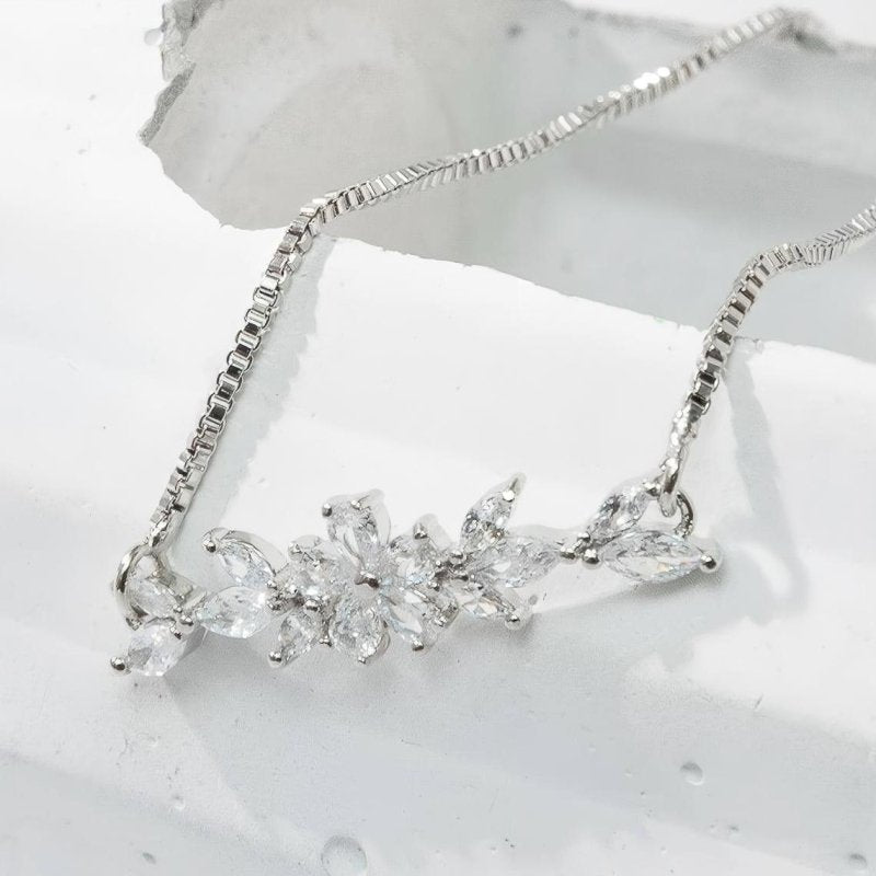 1pcs Fashionable Zircon Bracelet Silver Flower Leaf Drawstring Design Chain Inlaid Gold-plated Bracelet Suitable For Women's Daily Holiday Wear $23.21 Dana Fashion Color: Silver Women's Accessories Overview: Simple and fashionable silver and gold chains l