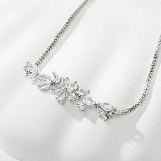 1pcs Fashionable Zircon Bracelet Silver Flower Leaf Drawstring Design Chain Inlaid Gold-plated Bracelet Suitable For Women's Daily Holiday Wear $23.21 Dana Fashion Color: Gold Women's Accessories Overview: Simple and fashionable silver and gold chains lig