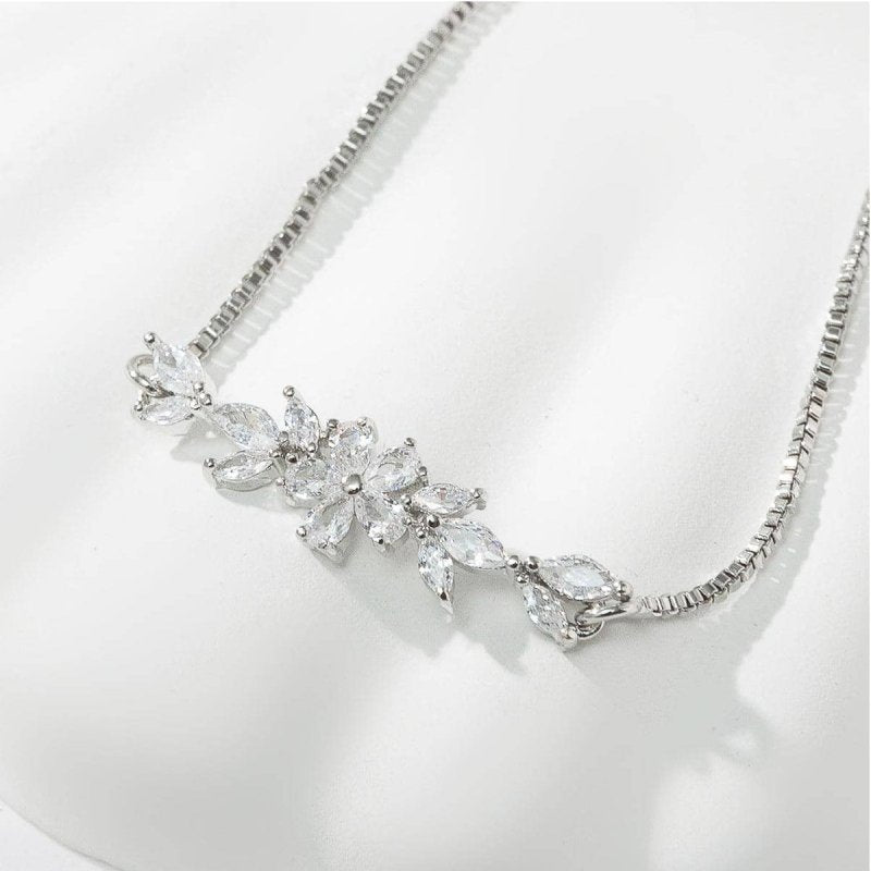 1pcs Fashionable Zircon Bracelet Silver Flower Leaf Drawstring Design Chain Inlaid Gold-plated Bracelet Suitable For Women's Daily Holiday Wear $23.21 Dana Fashion Color: Gold Women's Accessories Overview: Simple and fashionable silver and gold chains lig