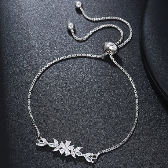 1pcs Fashionable Zircon Bracelet Silver Flower Leaf Drawstring Design Chain Inlaid Gold-plated Bracelet Suitable For Women's Daily Holiday Wear $23.21 Dana Fashion Color: Gold Women's Accessories Overview: Simple and fashionable silver and gold chains lig