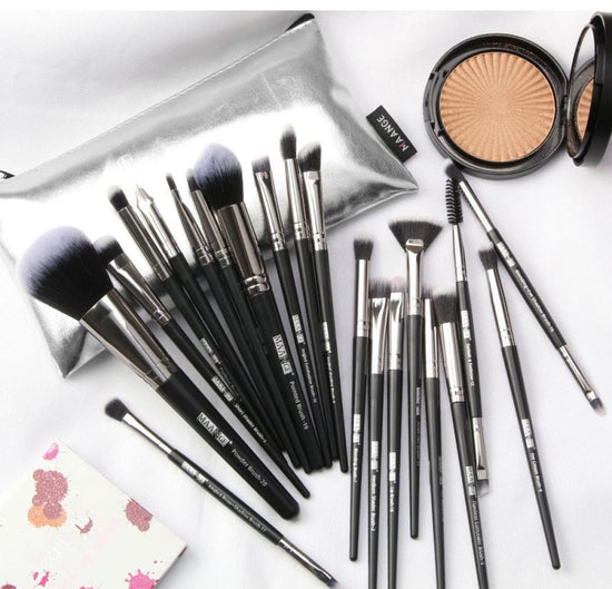 20pcs makeup brushes $28.61 Dana Fashion Color: Black makeup Name: 20 pcs makeup brush+Brush bag Material: Nylon/plastic/PU Size: 19.5* 12.5*2cm