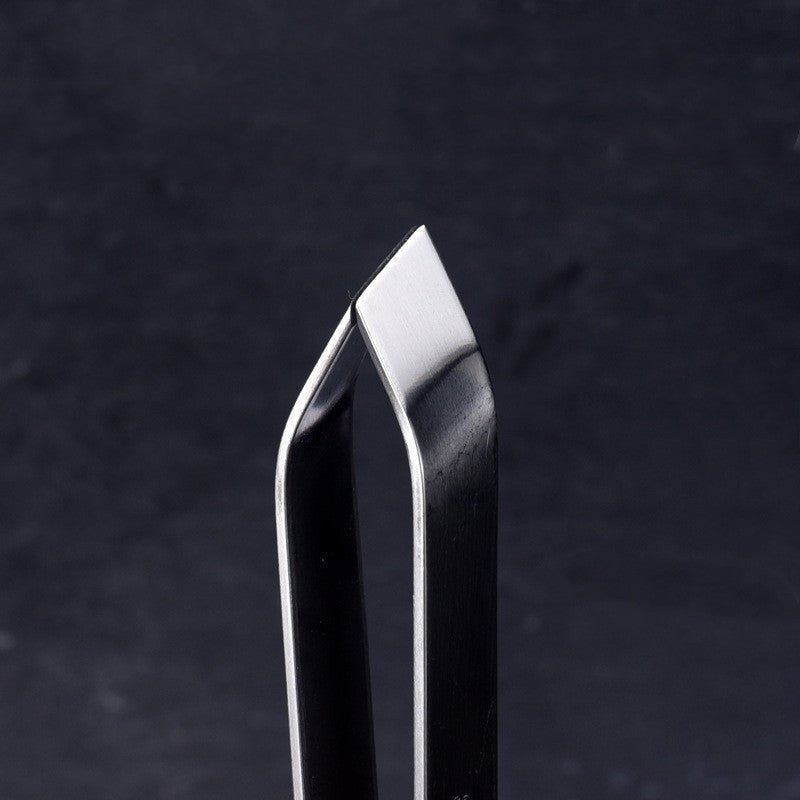 430 Stainless Steel Scale Removing Artifact Fish Killing Tool Kitchen Gadgets $9.50 Dana Fashion style: Oblique clip Dana's Kitchen Product category: kitchen gadget set Specification: fish scale plane, flat mouth fish bone clip, oblique mouth fish bone cl