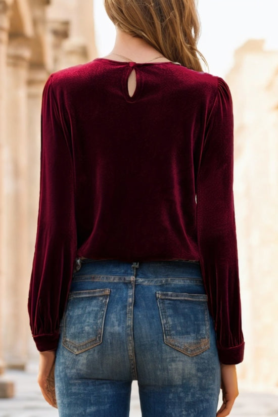 A Solid-colored Long-sleeved Top For Ladies