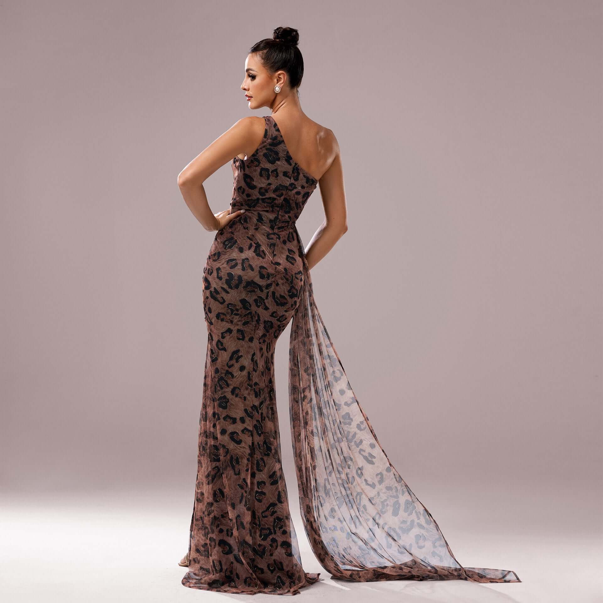 One-shoulder Diagonal Collar Leopard Sequined Evening Dress $99.99 Dana Fashion Color: Leopard Print Size: L Women's clothing Product information: Pattern: solid color Skirt type: hip skirt Color: Leopard print Size: S,M,L,XL Style type: Elegant Popular e