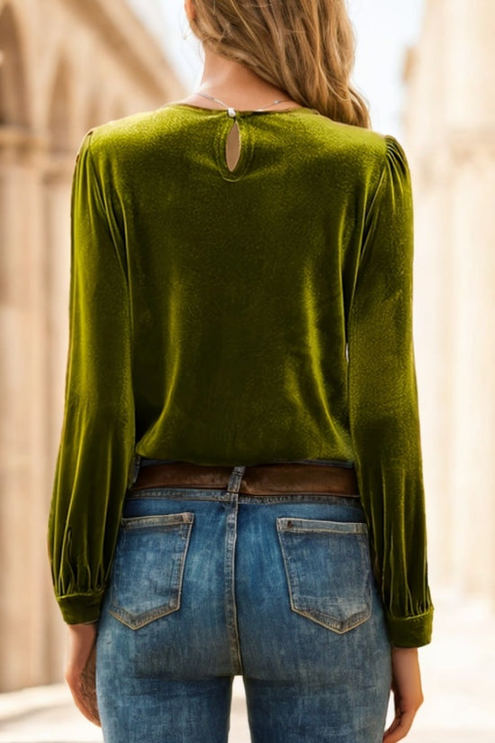 A Solid-colored Long-sleeved Top For Ladies
