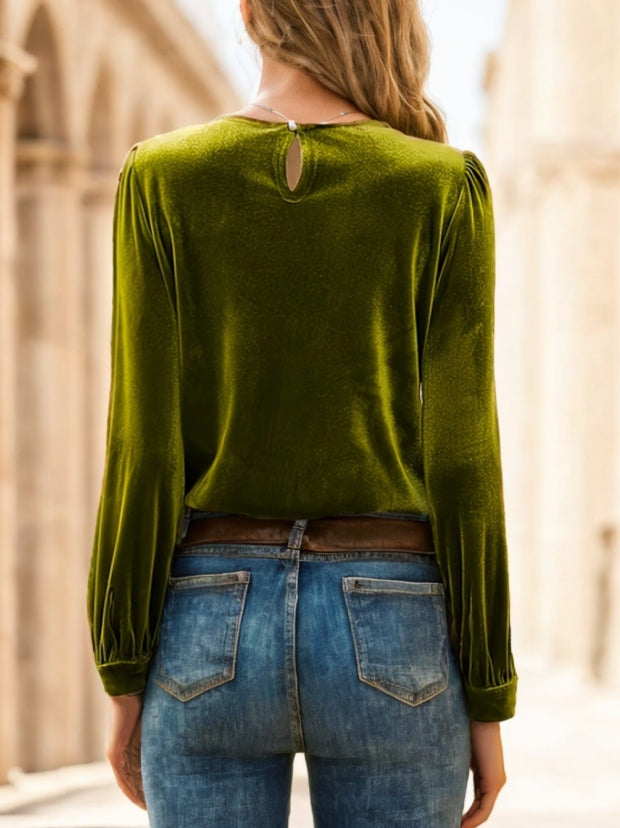 A Solid-colored Long-sleeved Top For Ladies