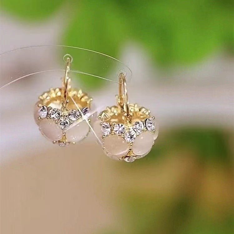 Affordable Luxury Style Niche Temperament Pearl Ball Cabas Earrings $15.00 Dana Fashion Color: Gold Women's Accessories Product information: Treatment Process: Electroplating Applicable people: women Material: zinc alloy Popular elements: Irregular Style: