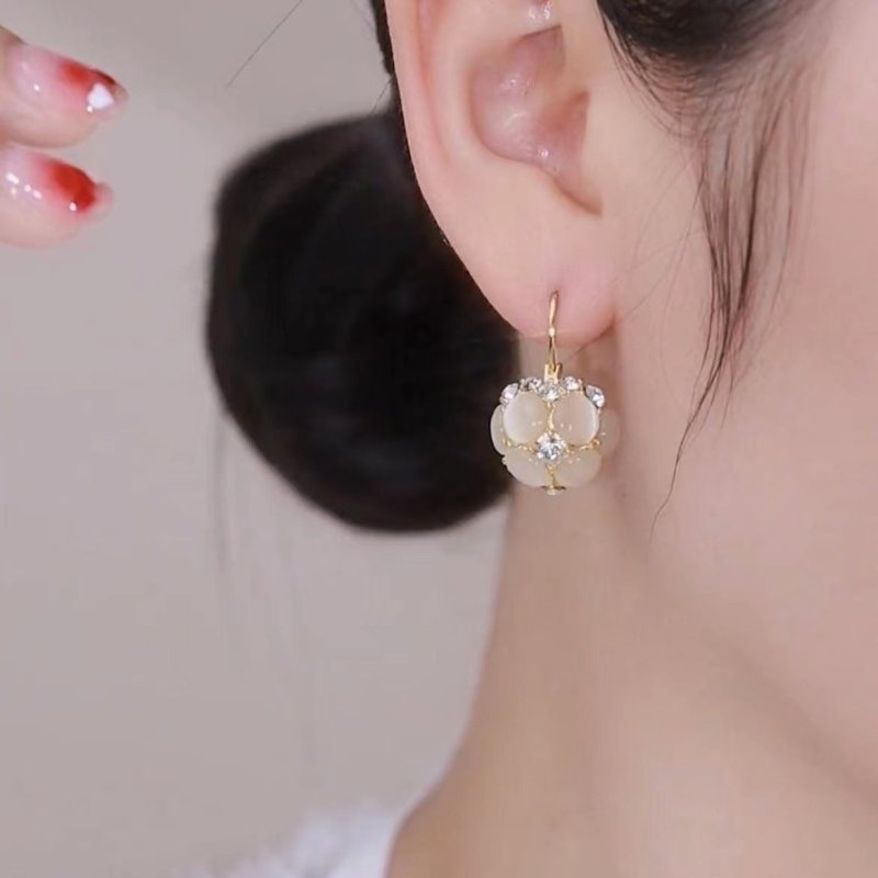 Affordable Luxury Style Niche Temperament Pearl Ball Cabas Earrings $15.00 Dana Fashion Color: Gold Women's Accessories Product information: Treatment Process: Electroplating Applicable people: women Material: zinc alloy Popular elements: Irregular Style: