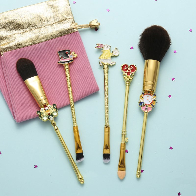 Alice makeup brush $30.00 Dana Fashion Color: Gold makeup Function: Beauty Suitable for skin type: Any skin type Beauty Tools Category: Makeup Brushes Color classification: rose gold, gold Weight: 103.5g