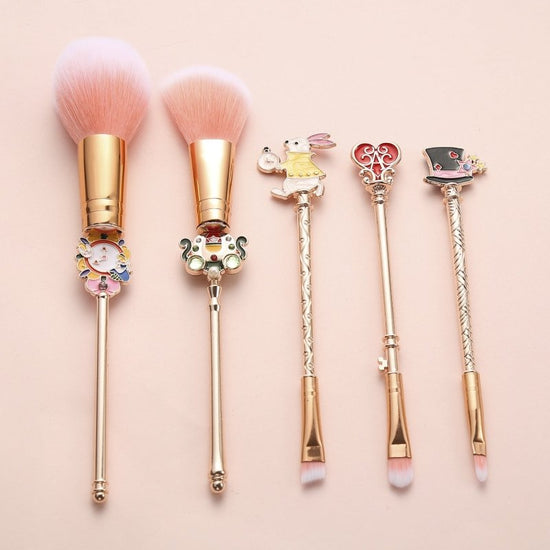 Alice makeup brush $30.00 Dana Fashion Color: Gold makeup Function: Beauty Suitable for skin type: Any skin type Beauty Tools Category: Makeup Brushes Color classification: rose gold, gold Weight: 103.5g
