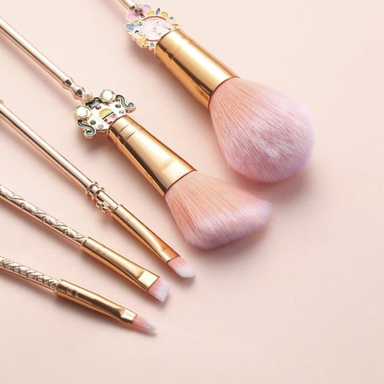 Alice makeup brush $30.00 Dana Fashion Color: Gold makeup Function: Beauty Suitable for skin type: Any skin type Beauty Tools Category: Makeup Brushes Color classification: rose gold, gold Weight: 103.5g