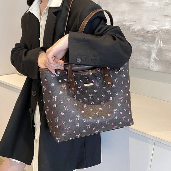 All-match Commute Shoulder Handbag $51.09 Dana Fashion Color: Beige Women's Bags Product information: Lining texture: Polyester Color: Brown, Milky White Material: PU Suitcase shape: Horizontal Square Popular elements: splicing, printing, splicing Size: 2