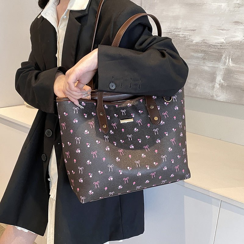 All-match Commute Shoulder Handbag $51.09 Dana Fashion Color: Beige Women's Bags Product information: Lining texture: Polyester Color: Brown, Milky White Material: PU Suitcase shape: Horizontal Square Popular elements: splicing, printing, splicing Size: 2