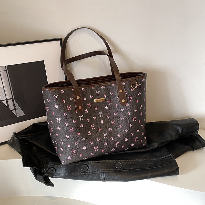 All-match Commute Shoulder Handbag $51.09 Dana Fashion Color: Brown Women's Bags Product information: Lining texture: Polyester Color: Brown, Milky White Material: PU Suitcase shape: Horizontal Square Popular elements: splicing, printing, splicing Size: 2