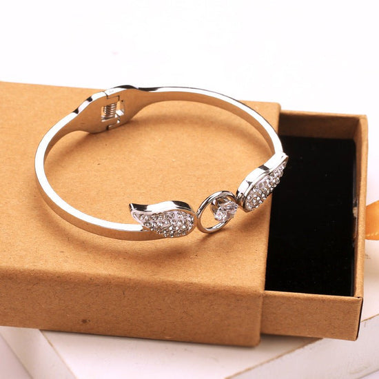 Angel Titanium Steel Hollow Bracelet Zircon Spring Opening $21.43 Dana Fashion Color: Gold Women's Accessories Product information: Treatment Process: zircon Color: silver, gold, rose gold Material: titanium steel Style: Simple Packing list: Bracelet x1 P