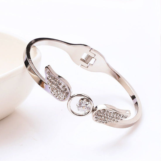 Angel Titanium Steel Hollow Bracelet Zircon Spring Opening $21.43 Dana Fashion Color: Silver Women's Accessories Product information: Treatment Process: zircon Color: silver, gold, rose gold Material: titanium steel Style: Simple Packing list: Bracelet x1