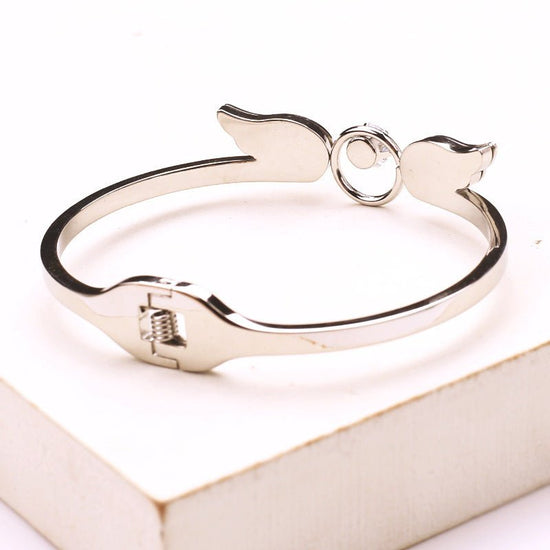 Angel Titanium Steel Hollow Bracelet Zircon Spring Opening $21.43 Dana Fashion Color: Gold Women's Accessories Product information: Treatment Process: zircon Color: silver, gold, rose gold Material: titanium steel Style: Simple Packing list: Bracelet x1 P