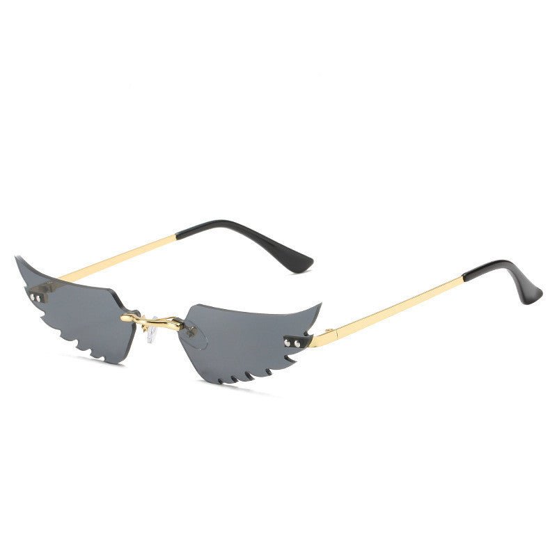Angel wings sunglasses $19.23 Dana Fashion Color: Gold black Women's Accessories Commodity information: Glasses structure: frame Lens material: PC Style: Personality Frame material: metal UV resistance level: UV400 Model: Irregular feathers