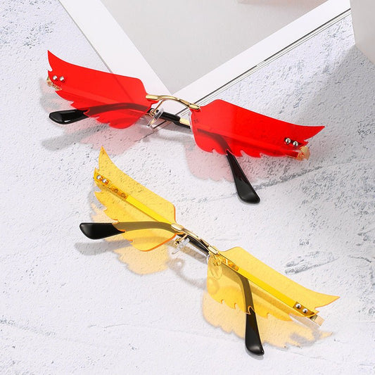 Angel wings sunglasses $19.23 Dana Fashion Color: Gold black Women's Accessories Commodity information: Glasses structure: frame Lens material: PC Style: Personality Frame material: metal UV resistance level: UV400 Model: Irregular feathers