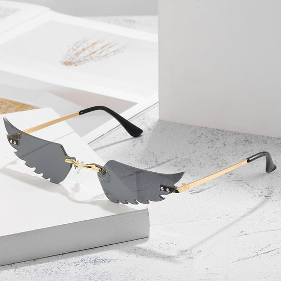 Angel wings sunglasses $19.23 Dana Fashion Color: Gold black Women's Accessories Commodity information: Glasses structure: frame Lens material: PC Style: Personality Frame material: metal UV resistance level: UV400 Model: Irregular feathers