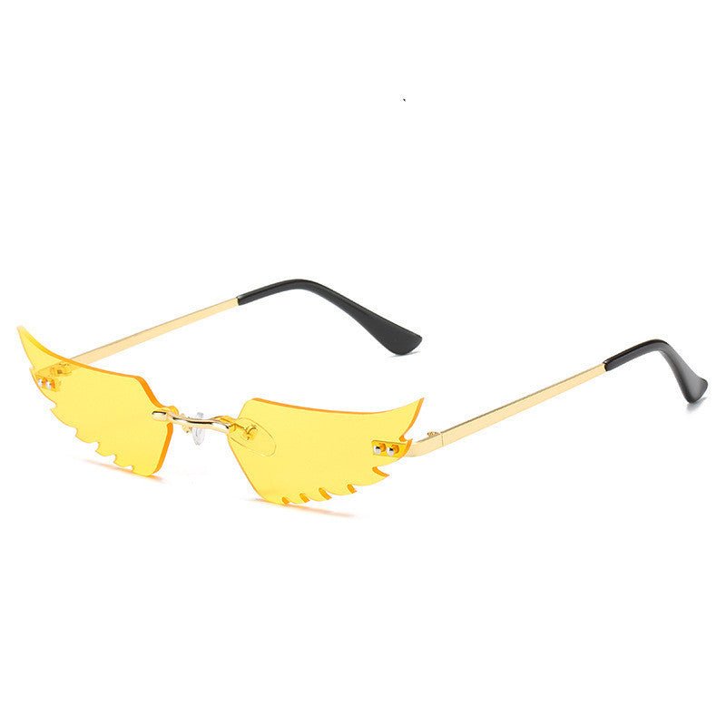 Angel wings sunglasses $19.23 Dana Fashion Color: Gold black Women's Accessories Commodity information: Glasses structure: frame Lens material: PC Style: Personality Frame material: metal UV resistance level: UV400 Model: Irregular feathers