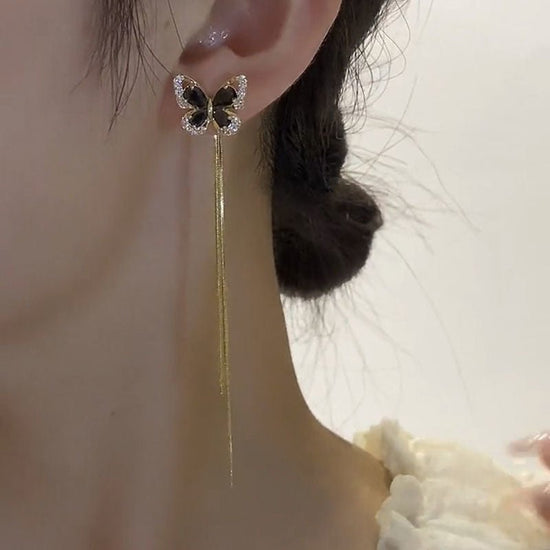 Autumn And Winter High-grade Earrings Silver Needle Black Crystal $8.54 Dana Fashion Color: Black Crystal Women's Accessories Product information: Treatment Process: Electroplating Color: Black Crystal Material: Alloy Shape: Geometry Packing list: A pair