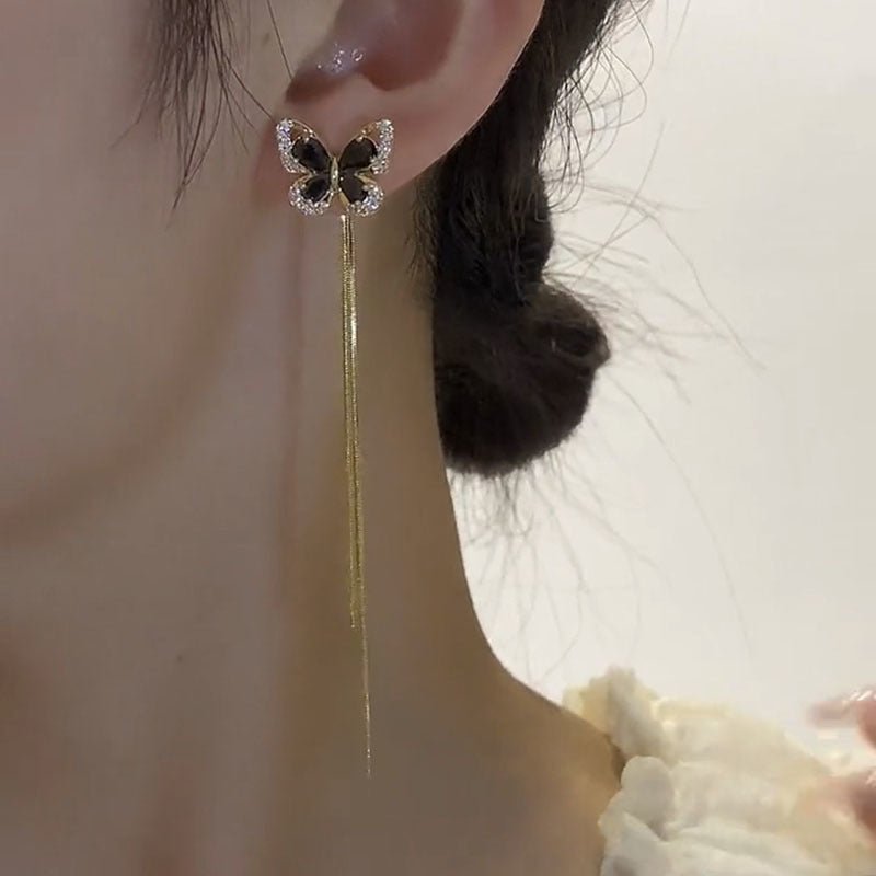 Autumn And Winter High-grade Earrings Silver Needle Black Crystal $8.54 Dana Fashion Color: Black Crystal Women's Accessories Product information: Treatment Process: Electroplating Color: Black Crystal Material: Alloy Shape: Geometry Packing list: A pair