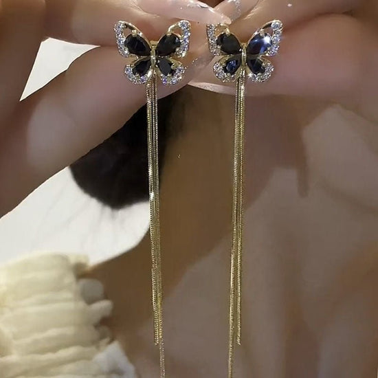 Autumn And Winter High-grade Earrings Silver Needle Black Crystal $8.54 Dana Fashion Color: Black Crystal Women's Accessories Product information: Treatment Process: Electroplating Color: Black Crystal Material: Alloy Shape: Geometry Packing list: A pair