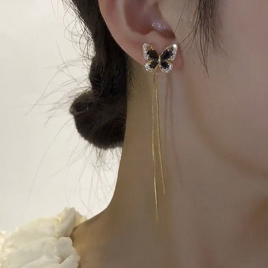 Autumn And Winter High-grade Earrings Silver Needle Black Crystal $8.54 Dana Fashion Color: Black Crystal Women's Accessories Product information: Treatment Process: Electroplating Color: Black Crystal Material: Alloy Shape: Geometry Packing list: A pair