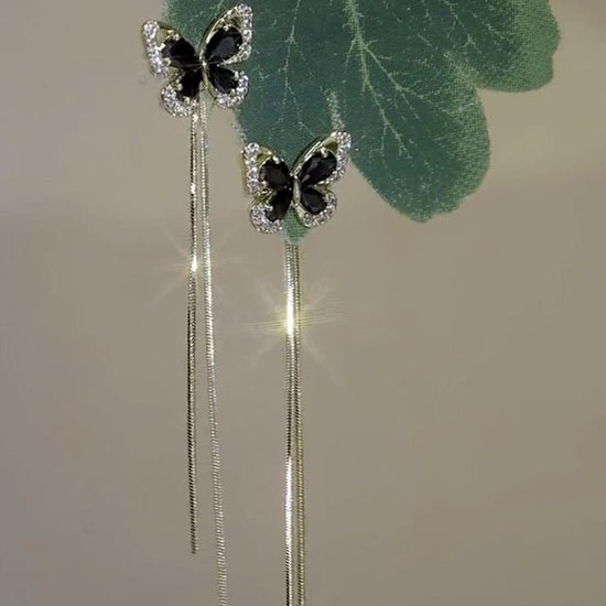 Autumn And Winter High-grade Earrings Silver Needle Black Crystal $8.54 Dana Fashion Color: Black Crystal Women's Accessories Product information: Treatment Process: Electroplating Color: Black Crystal Material: Alloy Shape: Geometry Packing list: A pair