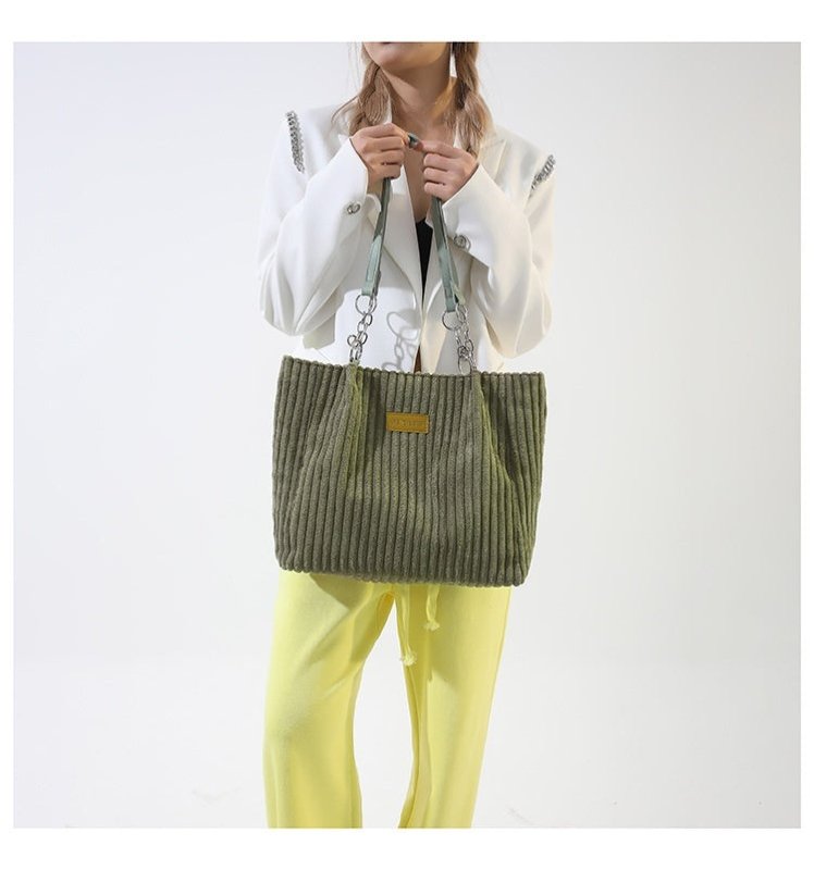 Autumn And Winter Large Capacity Tote Bags For Women $26.02 Dana Fashion Color: Beige Women's Bags Product information: Lining texture: polyester cotton Applicable scenarios: Daily matching Color: creamy-white, black, khaki, Green Outer bag type: Sandwich
