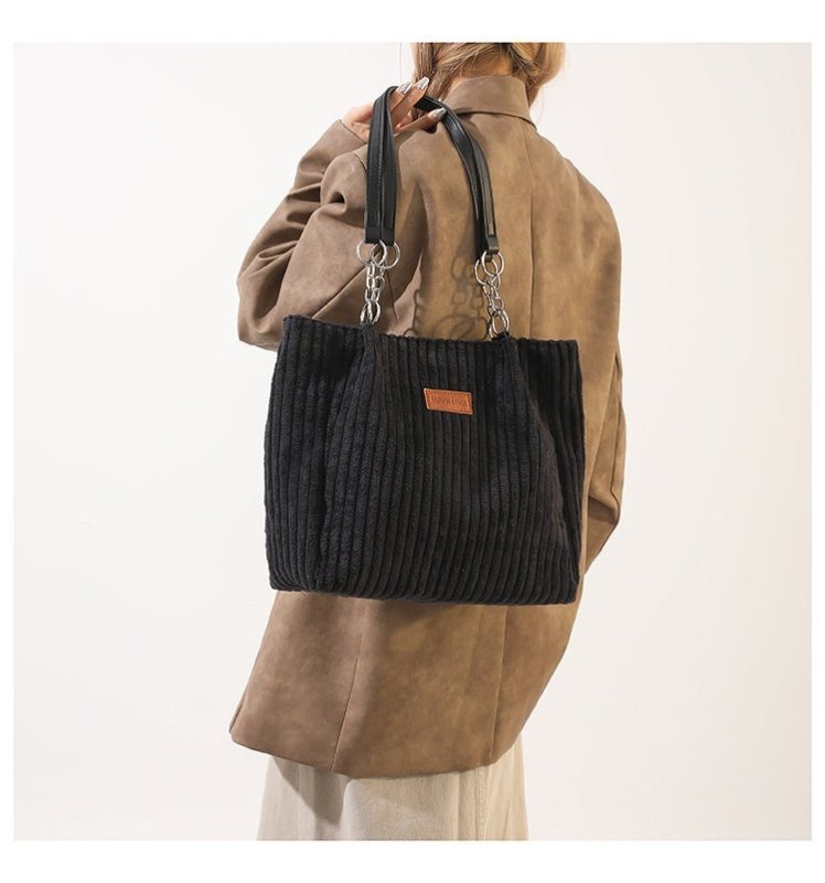 Autumn And Winter Large Capacity Tote Bags For Women $26.02 Dana Fashion Color: Beige Women's Bags Product information: Lining texture: polyester cotton Applicable scenarios: Daily matching Color: creamy-white, black, khaki, Green Outer bag type: Sandwich