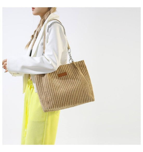 Autumn And Winter Large Capacity Tote Bags For Women $26.02 Dana Fashion Color: Beige Women's Bags Product information: Lining texture: polyester cotton Applicable scenarios: Daily matching Color: creamy-white, black, khaki, Green Outer bag type: Sandwich