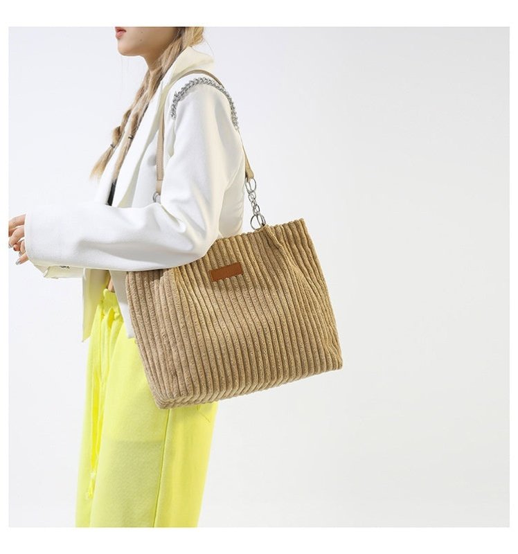 Autumn And Winter Large Capacity Tote Bags For Women $26.02 Dana Fashion Color: Beige Women's Bags Product information: Lining texture: polyester cotton Applicable scenarios: Daily matching Color: creamy-white, black, khaki, Green Outer bag type: Sandwich