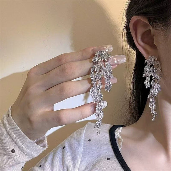 Autumn And Winter Light Luxury Leaves Tassel Long Earrings $10.41 Dana Fashion Color: Silver Women's Accessories Product information: Treatment Process: Electroplating Color: Diamond leaf-shaped earring Applicable people: women Material: Alloy Modeling: O