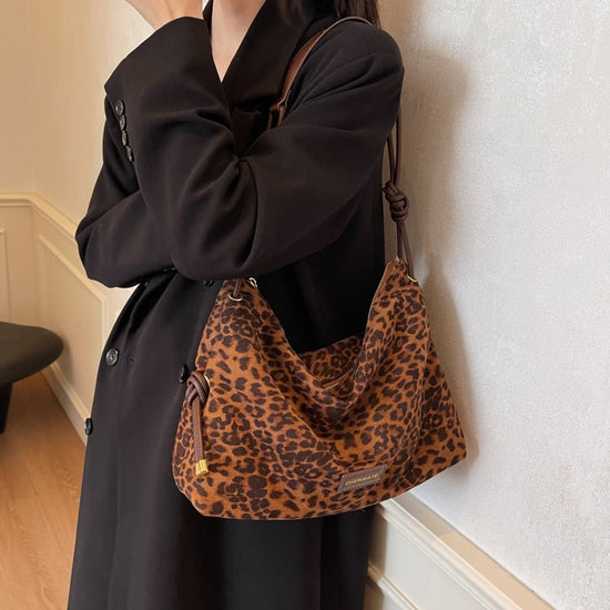 Autumn And Winter Niche Shoulder Underarm Pillow Leopard Print Women's Messenger Bag $36.00 Dana Fashion Color: Black Women's Bags Product information: Lining text: Polyester Color: brown, black, brown, leopard print, black and leopard print Outer bag typ