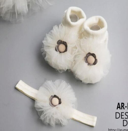 Baby Headband Socks Set Accessories $22.50 Dana Fashion Color: Set of delicate yellow style: 0to3 months Baby Clothing Product information: Fabric name: Regenerated cellulose fiber Boneless Sewing No: Machine Sewing Head Applicable gender name: Female App