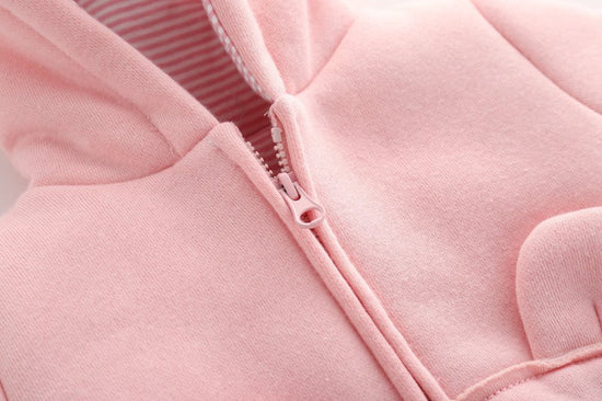 Baby hooded jacket $68.52 Dana Fashion Color: Pink Size: 100cm Baby Clothing Applicable age: 3 months 6 months 9 months 12 months 18 months 2 years old 3 years old Made of: Cotton style: Casual Collar type: round neck Applicable gender: female Whether to