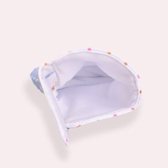 Baby teether baby anti-bite silicone molar gloves children's sound toys $21.67 Dana Fashion Color: A blue quantity: 1pair Toys & Hobbies Product information : Material: Silicone Applicable age: more than 3 months Color: Smiley Gloves Yellow, Smiley Gloves