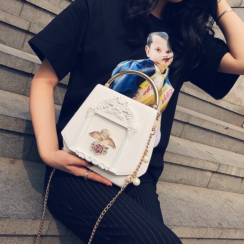Baroque Angel Clutch Bag Ladies One Shoulder Diagonal Bag $73.99 Dana Fashion Color: Red Women's Bags Cortical features: composite cowhide Luggage trend style: small square bag Lining texture: polyester Bag shapes: square vertical section Opening method: