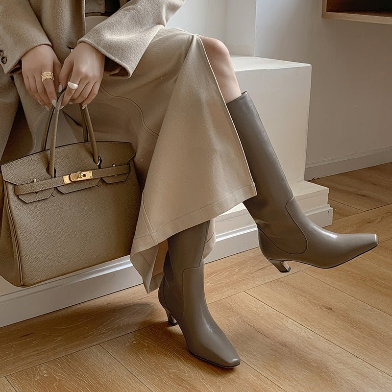Below The Knee Tall Knight Boots $175.00 Dana Fashion Color: Beige Size: 34 Women's shoes Product information: Pattern: solid color Lining material: Leather Color: black, khaki, creamy-white Processing Method: paint surface Heel height: mid heel (3-5CM) S