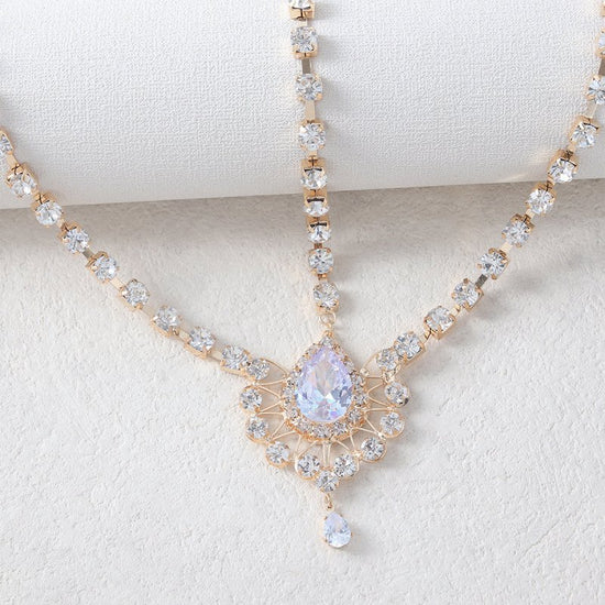Bohemian Water Drop Forehead Lace $36.40 Dana Fashion Color: Gold Women's Accessories Product information: Color: gold, silver Style: Women's Material: Rhinestone Shape: Geometric Popular elements: rhinestones Style: Simple Packing list: Forehead chain *1